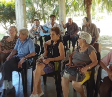 Un grupo de ancianos comparte su canto