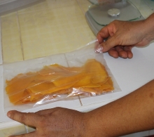 Mango y calabaza se procesan para vender a la población