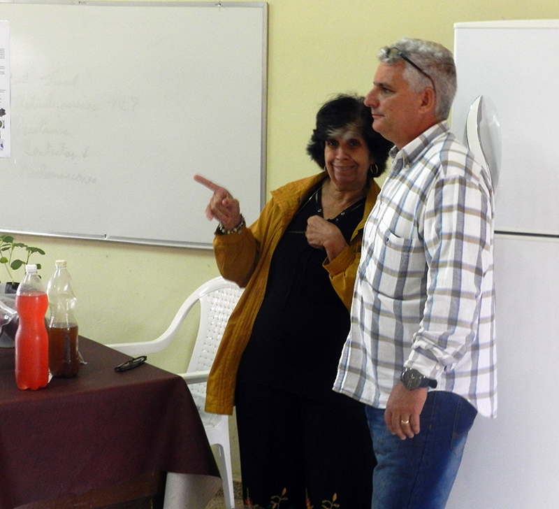 La Dra. María Caridad González Cepero, del INCA, junto a Luis Manuel Morales Álvarez, Coordinador de La Finca El Retiro