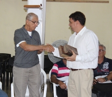 Entrega al Rev. Raimundo García Franco (de pie, a la izquierda) de obras donadas