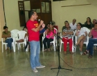 Participantes opinando, al centro Ariel Dacal, educador popular