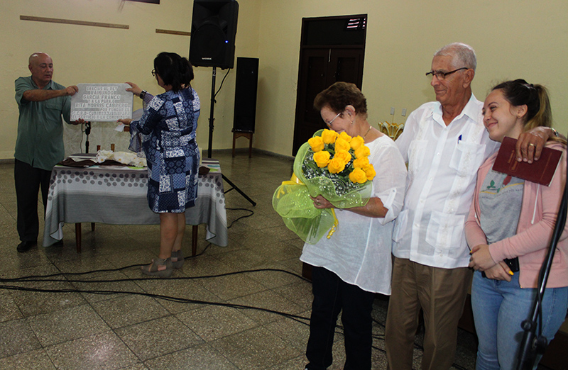 Develando la placa conmemorativa
