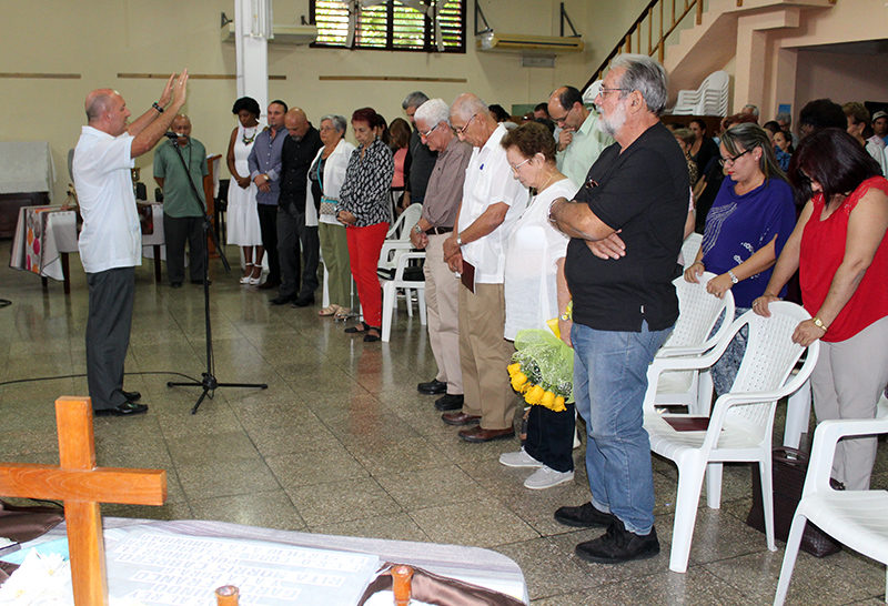 El Rev. Gilberto Caballero da la bendición final