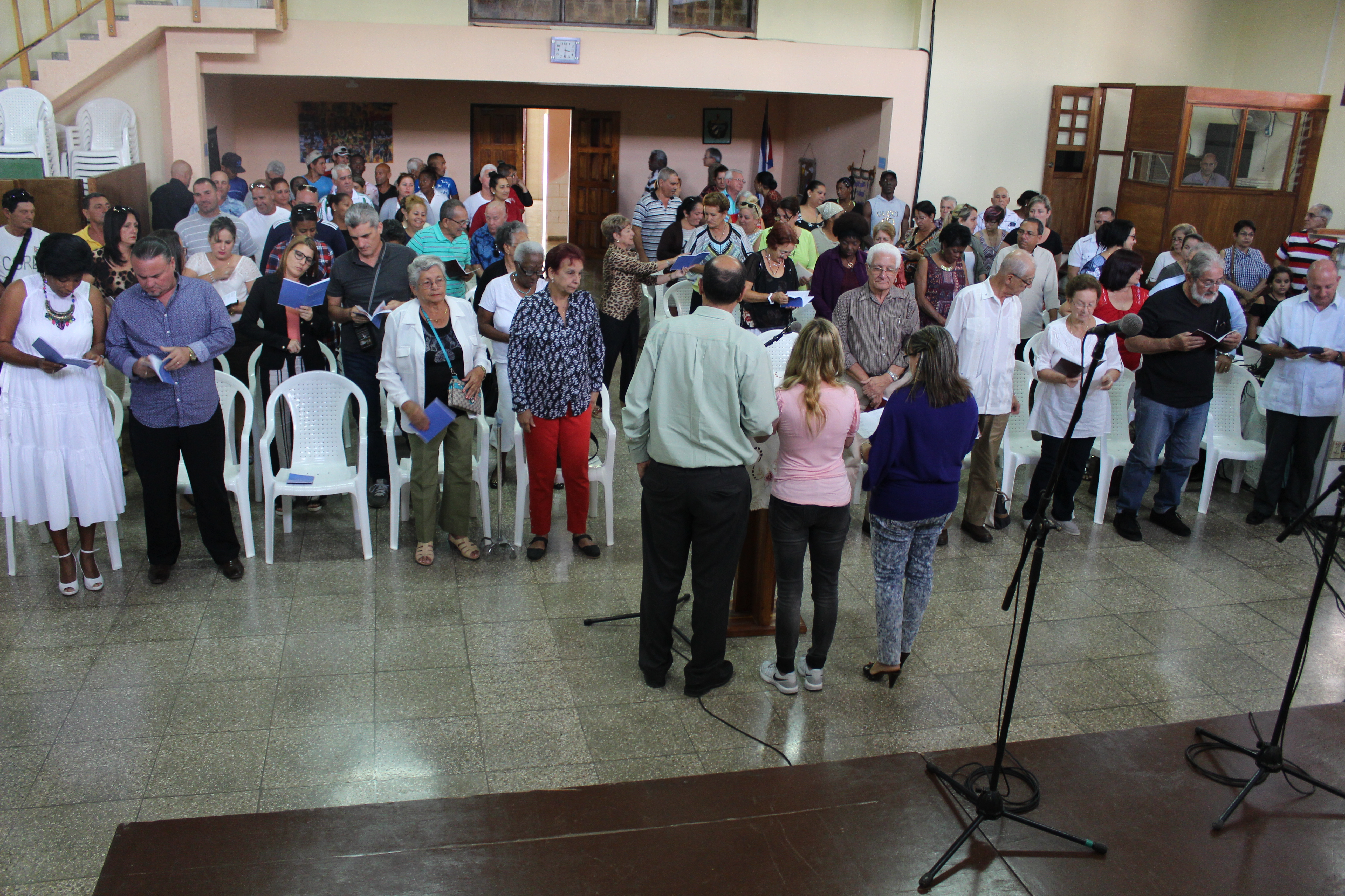 Entonando himnos durante la celebración