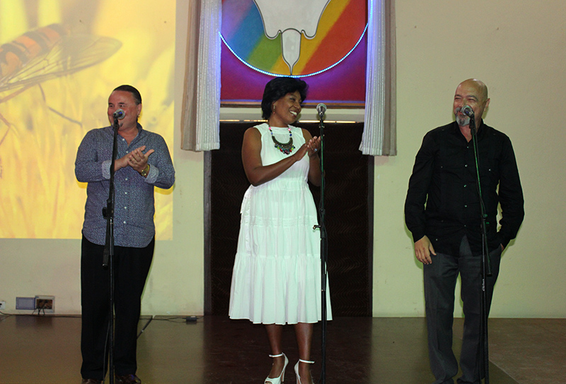 Fernando Marcoleta (derecha) junto dúo Bianca y Jean Carlo