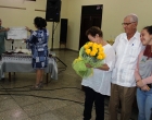 Develando la placa conmemorativa
