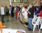 El Rev. Gilberto Caballero da la bendición final