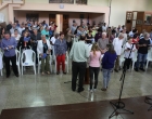 Entonando himnos durante la celebración