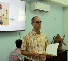 Diesnel Santos, Coordinador del Departamento Económico del CCRD-Cuba entrega el Premio colateral en (pintura) de la Dirección