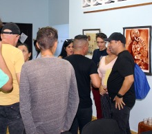 Los artistas compartiendo durante la exposición