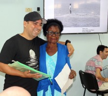 Silvia Alderete entrega Premio colateral al fotógrafo Frank Cobo