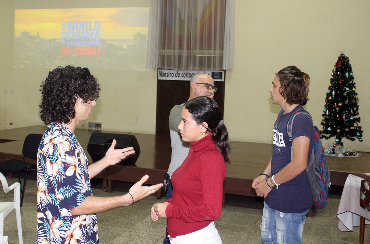 Algunos jóvenes se interesaron por conocer sobre el camino de la actuación y acudieron con Julio Hervis