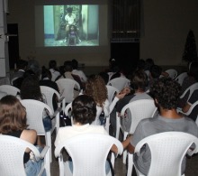 Las inquietudes sobre la sociedad patriarcal, machista y racista se ven a través de instantes de la vida de Afibola en Caminos de lava