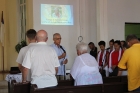 Rev. Raimundo Gracía Franco dirige en oración especial por la vida de Lois