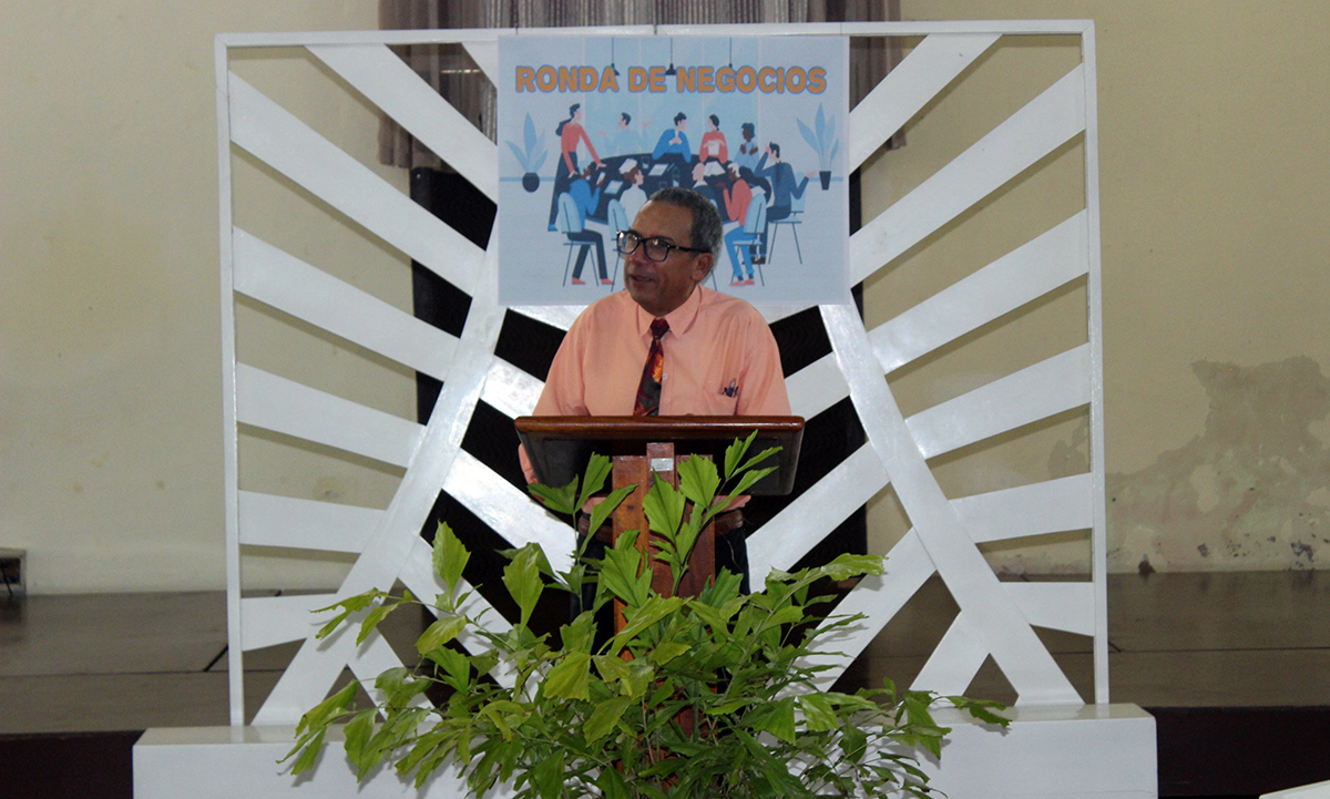 Alfredo Rojas Donatien, especialista del Programa Académico, da la bienvenida a los presentes