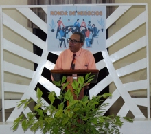 Alfredo Rojas Donatien, especialista del Programa Académico, da la bienvenida a los presentes