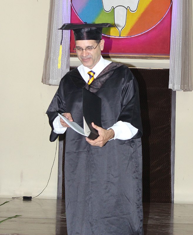 El Pastor Samuel Hernández González da lectura al mensaje de los graduados.