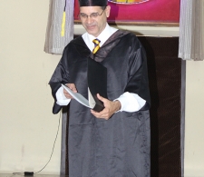 El Pastor Samuel Hernández González da lectura al mensaje de los graduados.