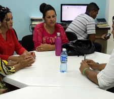 Tribunal debatiendo sobre trabajos presentados.