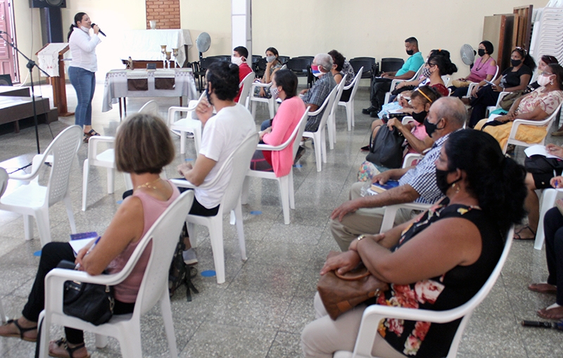 Patricia de la Paz Sarraff, especialista del programa académico, comenta sobre las ventajas de la metodología «grupos pequeños»