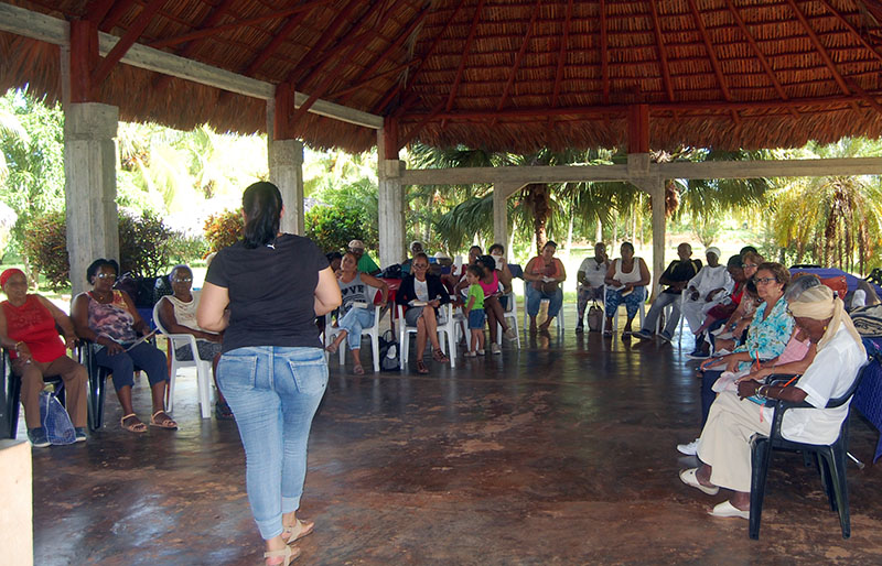 Durante el taller, al centro Patricia de la Paz, facilitadora