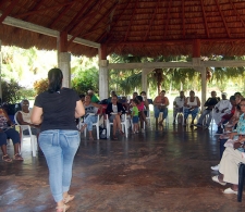 Durante el taller, al centro Patricia de la Paz, facilitadora