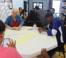 Los jóvenes confeccionaron una manualidad en forma de mariposa, símbolo del proyecto