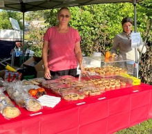 Helen Gavard (al centro), líder del proyecto misionero de la iglesia Trinity United Church in Lively, Ontario