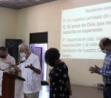 Los pastores Alison Infante, Raimundo García, Sarahí Gómez y Samuel Hernández realizan la bendición comunitaria