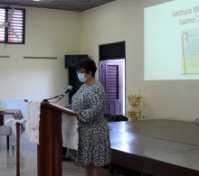 Rita M. Morris, directora ejecutiva del CCRD-C, realiza la lectura bíblica