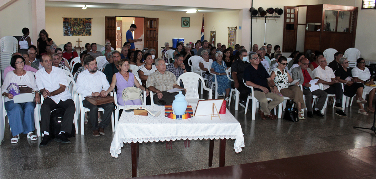 Asistentes al homenaje al Reverendo Raimundo García Franco