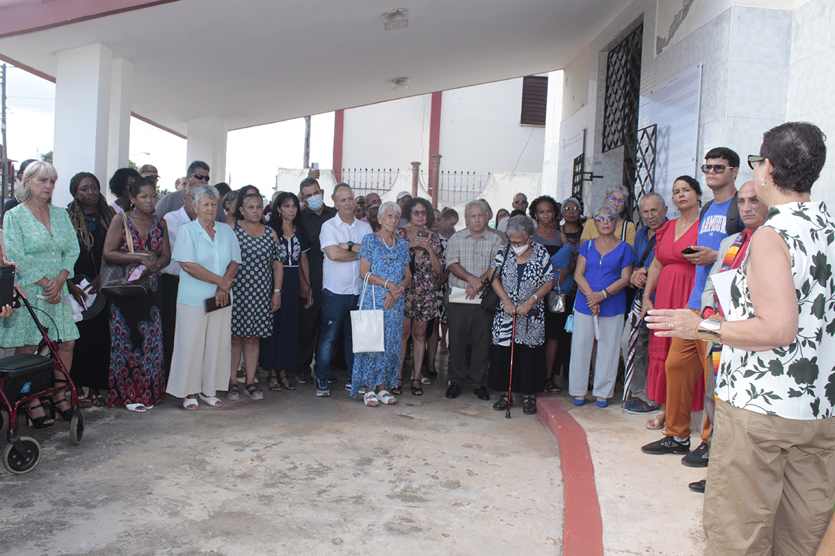 Rita M. García Morris lee las palabras de última voluntad del Reverendo Raimundo