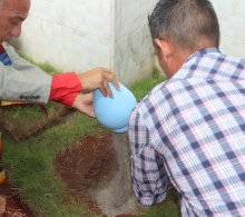 Momento en que se colocan (en la entrada del Centro Cristiano de Reflexión y Diálogo-Cuba) las cenizas del Reverendo Raimundo García Franco