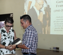 Rita María García Morris entrega la Bilblia que perteneció a su padre a su cuidador Raiko Palmet Bermúdez