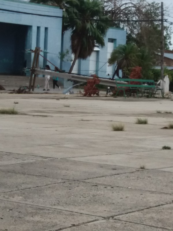 Huracán_Irma_Poste_de_electricidad_derribado_Parque_de_los_Mártires_frente_a_la_Funeraria_2