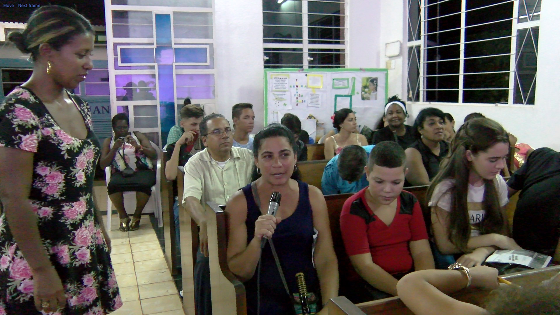 Valia Solis Peraza, coordinadora de la Psicopastoral en el CCRD-C, facilita el debate después de la representación teatral en Los Arabos