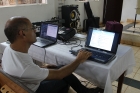 Victor J. Calderín prepara las condiciones técnicas para la puesta en escena en Los Palos