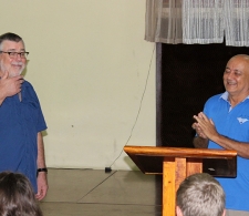 Rev. Mark B. Pendleton, de la Iglesia de Cristo (izquierda) junto a Diego E. Valdés, Coordinador del CCID