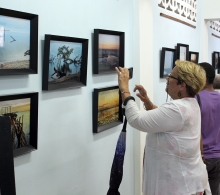 La sensibilidad del fotógrafo Antonio Nores, expresada en su exposición Vivir a solo un milímetro del agua, fue también tema de debate antes de la presentación del libro de Tomás F. Robaina