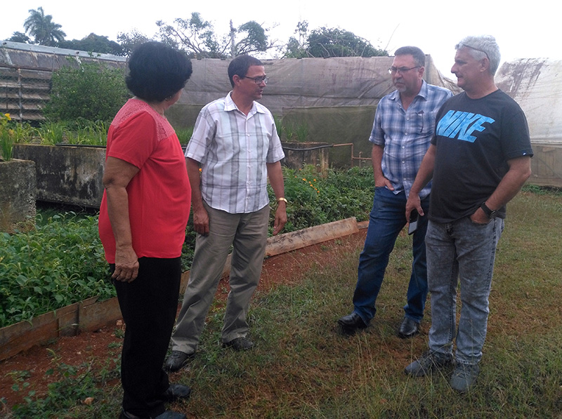 El ingeniero agrónomo Rodolfo Gujillama (izquierda) habla sobre el trabajo con posturas de tomate