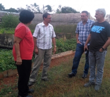El ingeniero agrónomo Rodolfo Gujillama (izquierda) habla sobre el trabajo con posturas de tomate