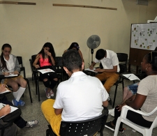 Adolescentes en su tiempo de reflexión grupal