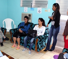Beneficiarias del Programa Psicopastoral, junto a las psicólogas, conversan con Diana Montealegre