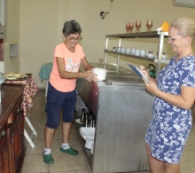 En el restaurante trabajadora del área de servicio, junto a especialista del Departamento de Economía revisan activos fijos
