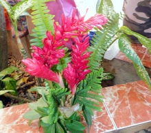 Adorno floral preparado por nuestra jardinera durante una clase demostrativa a los integrantes del Taller Habilidades para la vida