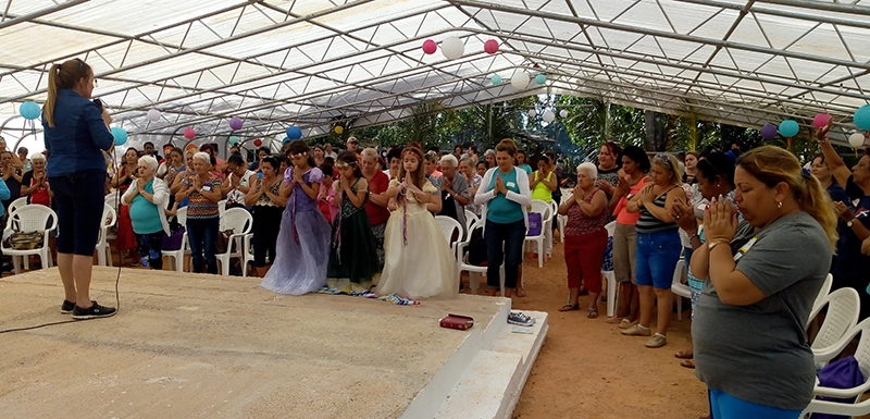 La pastora Yodalis Santiago conduce el momento devocional