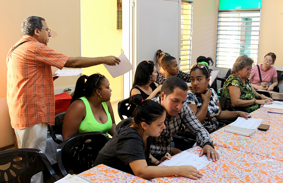 El especialista del CCRD-C, Afredo Rojas, entrega modelo para la realización práctica de un plan de negocio