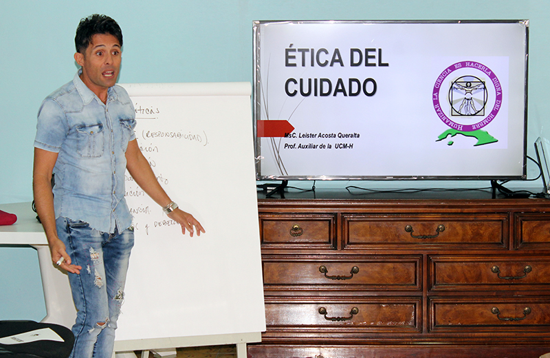 Ms. C Leister Acosta Queralta, facilitador del Centro de Bioética Juan Pablo II, conversa con los profesionales cardenenses