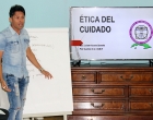 Ms. C Leister Acosta Queralta, facilitador del Centro de Bioética Juan Pablo II, conversa con los profesionales cardenenses