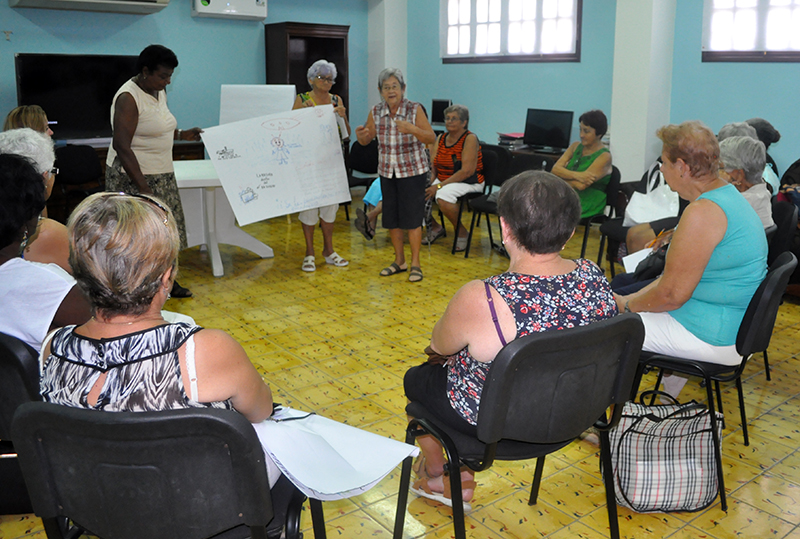 Actividad del Club de los 120 años, ejercicio grupal